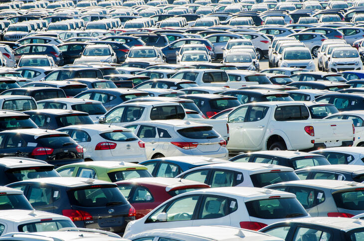Sokan halasztották el autóvásárlásukat (Fotó: Depositphotos)