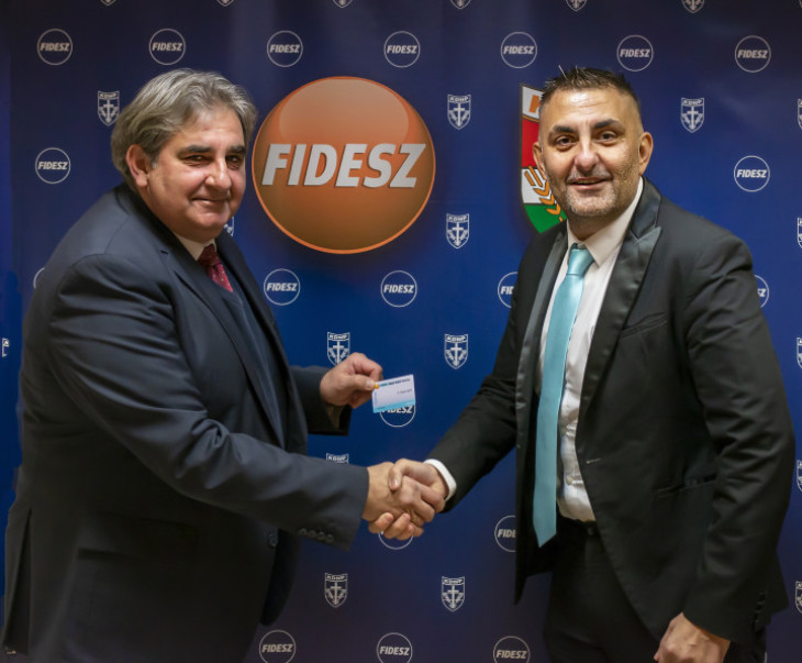 Hivatalos kép a tagkártya átadásról (Fotó: Fidesz Iroda/Balassagyarmat)