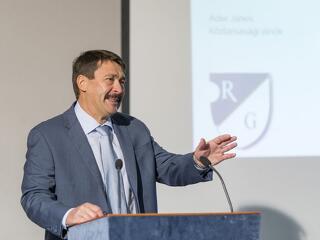 Elképesztő nagyságú adófizetői pénzt kapott Áder János alapítványa