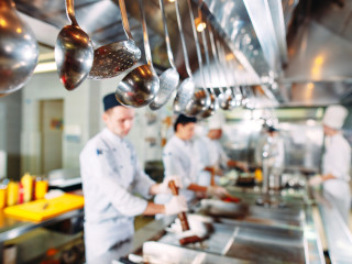 Adócsökkentés, kedvezményes hitelek: komoly segítséget kap a vendéglátás