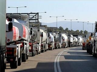 Rekvirált járművekkel szállít benzint a kormány