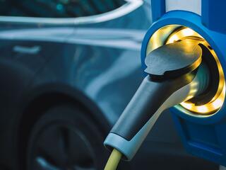 Zöldítésre ösztönözik a cégeket: tízezrek cserélhetnek autót