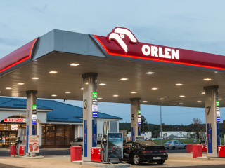 A lengyel Mol jól rávert a magyarra