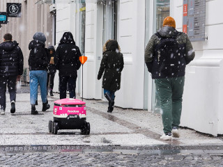 Ezt látni kell, immár robotok grasszálnak a prágai járókelők között