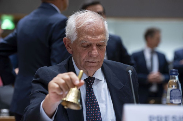 Josep Borrell, az Európai Unió külügyi és biztonságpolitikai főképviselője csengettyűvel jelzi a tagországok külügyminisztereinek brüsszeli tanácsülésének kezdetét 2024. július 22-én