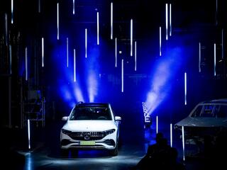 Erdélyben adott át új elektromos motorgyárat a Mercedes