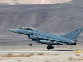 A globális katonai kiadások elérték a rekordot jelentő 2,7 billió dollárt