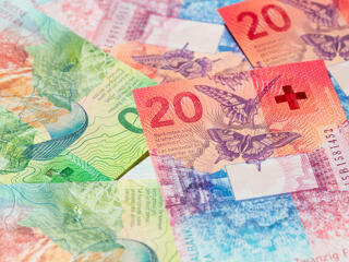 A nagy címletű bankjegyeket használat helyett otthon őrizgetik a svájciak