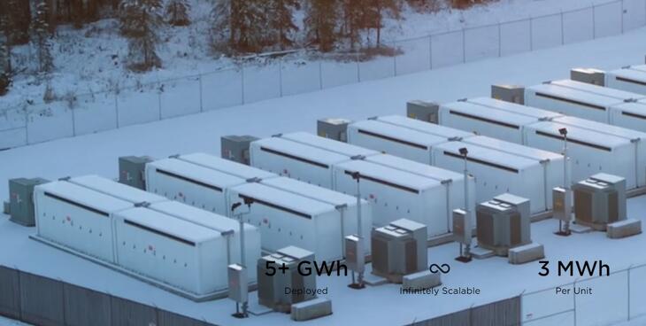 Három Tesla akkumulátort tartalmazó konténer 7,68 megawattóra energia tárolását teszi lehetővé (Fotó: Tesla)
