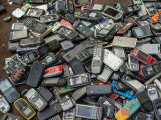 A fiókban őrizgetik régi mobiljaikat a magyarok