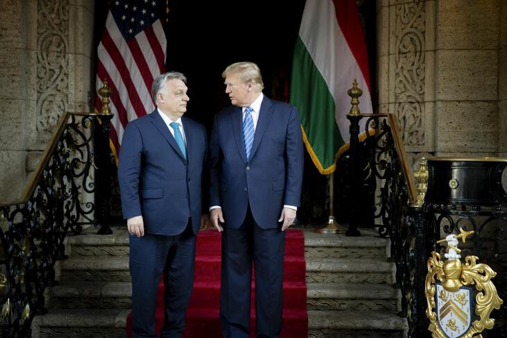 Orbán Viktor kormányfő és Donald Trump korábbi amerikai elnök, republikánus elnökjelölt tárgyalásuk előtt Trump floridai rezidenciáján, Mar-a-Lagóban (Fotó: MTI/Miniszterelnöki Sajtóiroda/Fischer Zoltán)