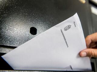 Levelekkel bombázzák Orbán Viktorék a magyarokat