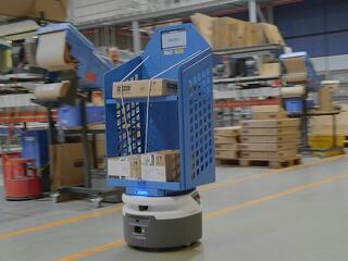 Robotok pakolták az árut a DHL raktárában