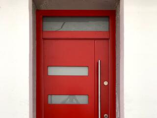 Milyen gyakori kérdések merülnek fel a biztonsági ajtókkal kapcsolatban?