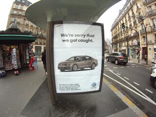 "Bocs, hogy elkaptak minket!" - plakátgerillák a klímacsúcson