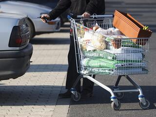Diákokkal és kismamákkal szúrt ki a kormány