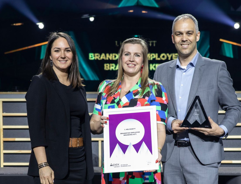 Zvezdovics Anita és Horváth Ádám, a Brandfizz alapítói átveszik az Év HR Kommunikációs Ügynöksége HR Toplista elismerést az APEX és M-Lista közös díjátadóján 2026. Február 25-én. Fotó: Gyurkovics Anna (Kreatív Magazin)