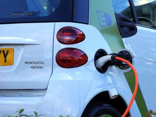 Fordulat várható az autópiacon, az elektromos olcsóbb lesz, mint a benzinesek