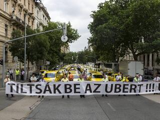 Túltolják a biciklit a taxisok