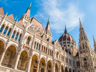 106 éves uralkodás után omlott össze a magyar pártokráciák rendszere