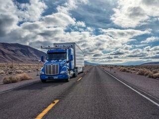Önjáró kamionokkal pótolnák a hiányzó sofőröket