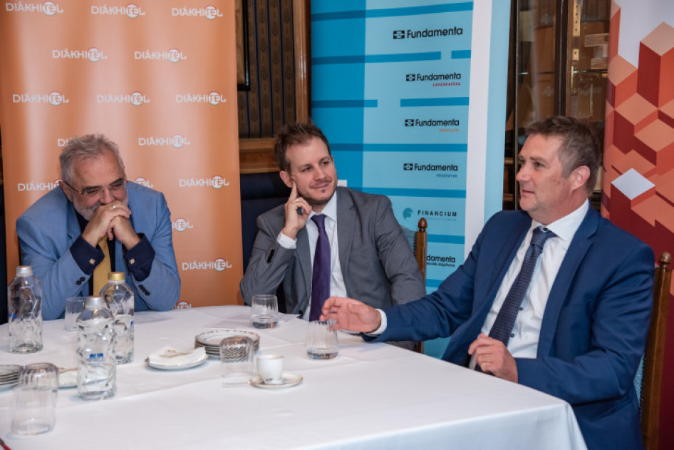 Bugár Csaba, a Diákhitel Központ elnök-vezérigazgatója, Kopcsa Balázs, a Fundamenta Lakáskassza Treasury igazgatója és Lambertus József, a Nemzeti Adó- és Vámhivatal főosztályvezetője