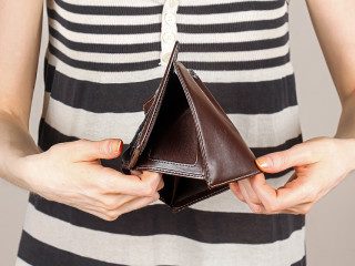 A magyarok szenvednek leginkább a számlákkal a visegrádi országok közül