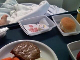 Egymást etetik a betegek a kórházban