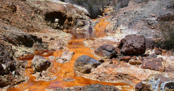 A Rio Tinto cég nevét a hasonló nevű spanyol folyóról kapta