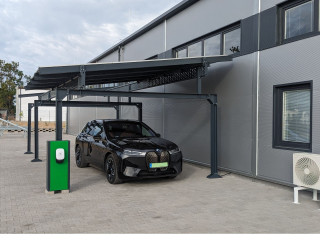 Izgalmas új magyar termék kapható a napelem tetejű kocsibeálló, ami mindjárt az autót is ingyen tölti