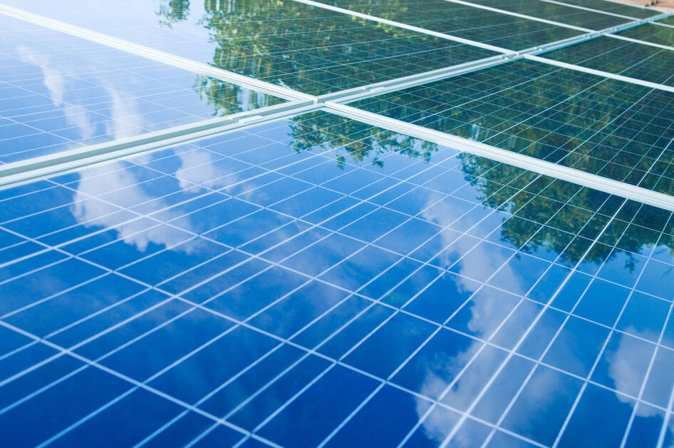 Pezseg a napenergia piac