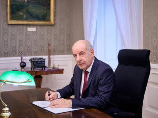 Naponta több mint 70 millió forintot dorbézolt el Sulyok Tamás Párizsban