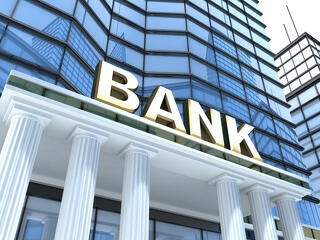 Elbocsátások és bezárások – rájár a bankokra a rúd