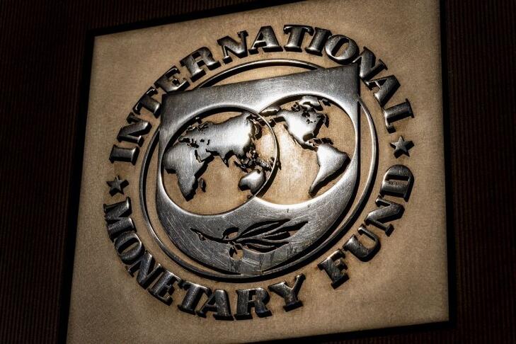 A Nemzetközi Valutaalap logója a szervezet washingtoni székházán (Fotó: MTI/AP/Andrew Harnik)
