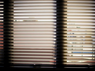 Árnyékolás műanyag redőny segítségével