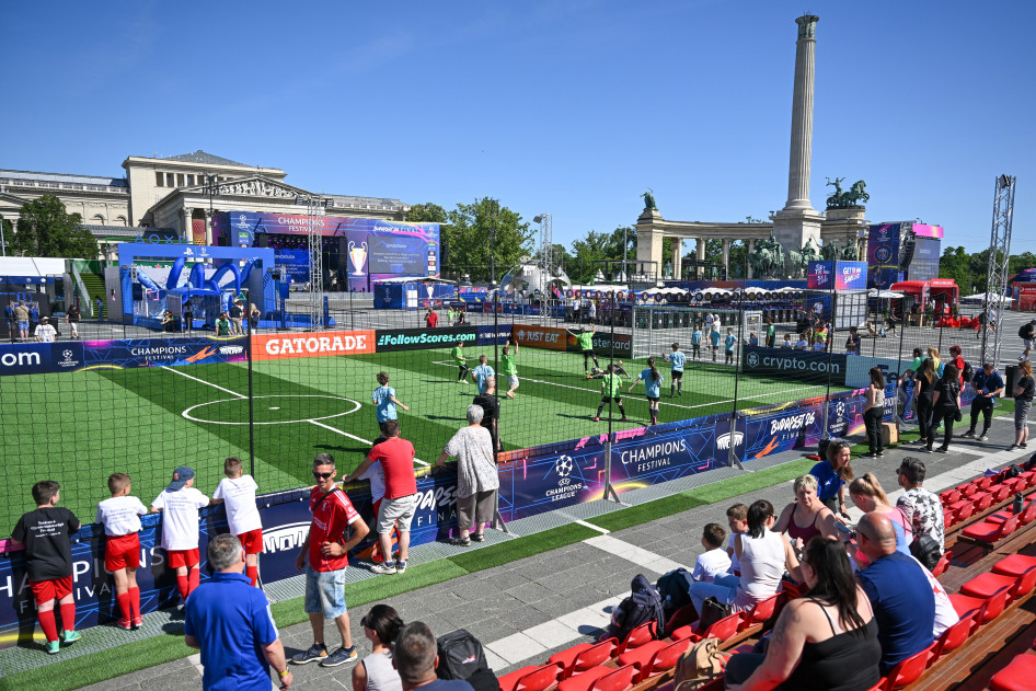 A május 30-ai budapesti UEFA Bajnokok Ligája (BL) labdarúgó döntő szurkolói zónája  