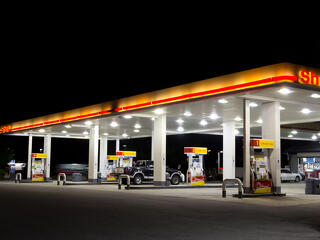 Az Orbán Viktor által háború kutyájának nevezett Shell románokkal és törökökkel szövetkezett