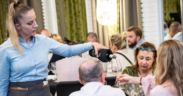 ¿Quiere impresionar a sus socios comerciales?  El éxito está asegurado con estos vinos