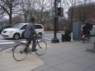 Garázs helyett bicikli jár a lakáshoz