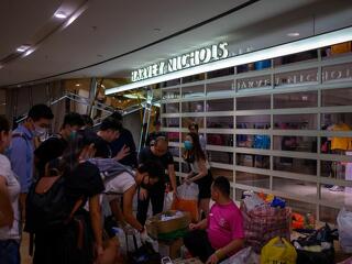 Bezuhant Hongkong gazdasága – kétszámjegyű visszaesés a turizmusban és a kiskereskedelemben
