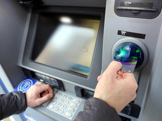 Magyarország rükvercbe kapcsol a készpénzhasználat erőltetésével, lásd vidéki ATM-ek