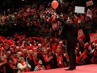 Az MSZP felveszi a kesztyűt, mert kontroll nélkül a kormány