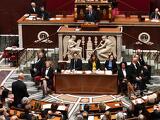 Se költségvetése, se kormánya nincs a franciáknak