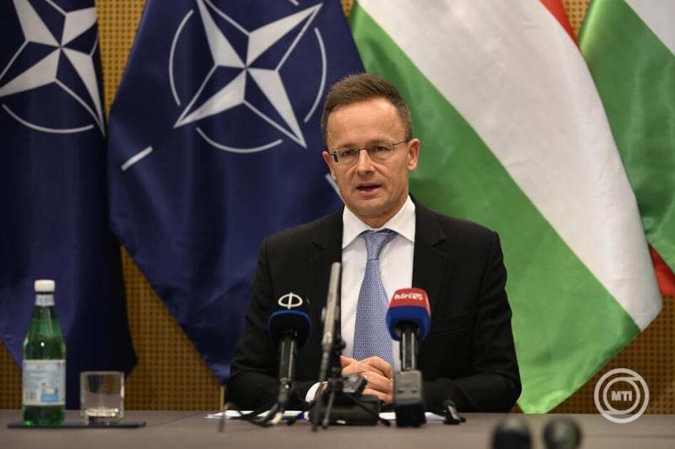 Szijjártó Péter külgazdasági és külügyminiszter sajtótájékoztatót tart a NATO-tagországok külügyminisztereinek kétnapos találkozóján a NATO brüsszeli székházában 