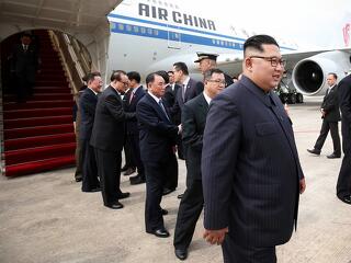 Külföldi befektetőkkel stabilizálhatja a hatalmát Kim Dzsongun