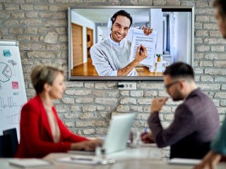 A projektorok kora lejárt: Miért a képernyő a modern tárgyaló lelke?