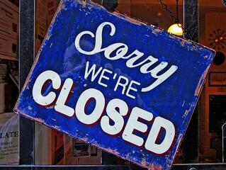 Fiókokat zár be, de nem vonul ki a Raiffeisen