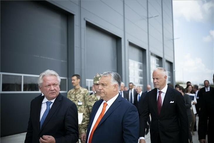 Armin Papperger, a Rheinmetall elnöke, Orbán Viktor kormányfő és Szalay-Bobrovniczky Kristóf honvédelmi miniszter a német hadiipari cég zalaegerszegi harckocsigyárának avatásán