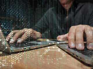 Tömeges letartóztatások és kampányok után visszaesnek az online csalások Kínában