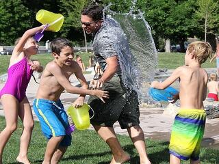 A hosszú hétvége strandidőt ígér, az intézmények kinyitják kapuikat